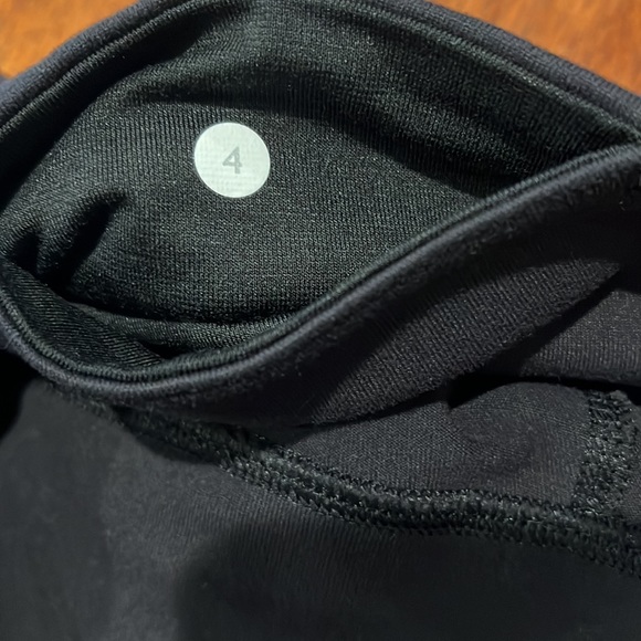 Lululemon 21” size 4 in Black - Picture 5 of 5
